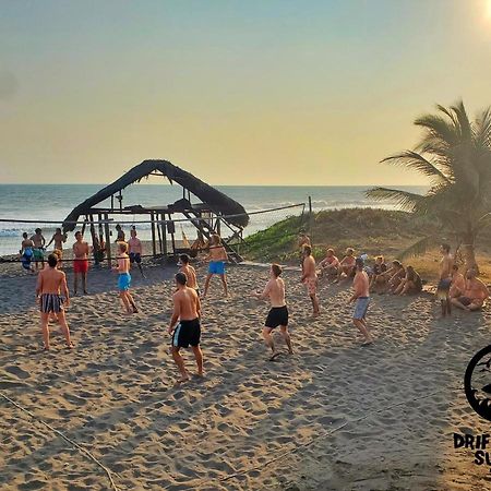 The Driftwood Surfer Beachfront Hostel / Restaurant / Bar, El Paredon El Paredón Buena Vista Exterior foto